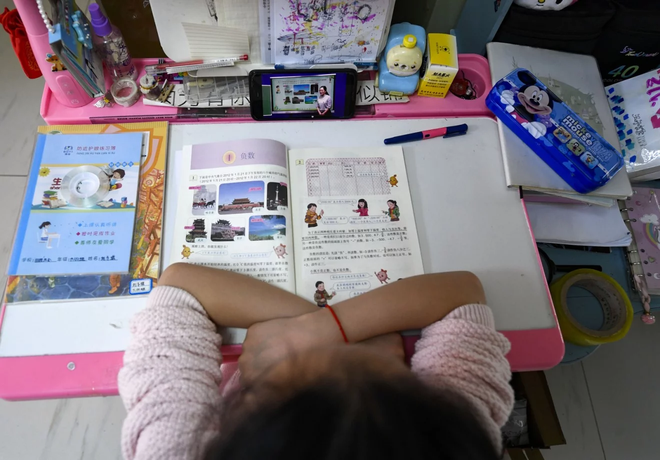 Học online thời dịch Covid-19 ở Trung Quốc: mang bàn học ra ban công bắt Wi-Fi hàng xóm, cầm điện thoại lên nóc nhà làm bài thi - Ảnh 2.