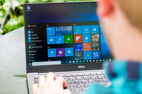 Người dùng được khuyến cáo không nên cập nhật Windows 10 phiên bản mới nhất do nhiều lỗi. Ảnh: The Verge.