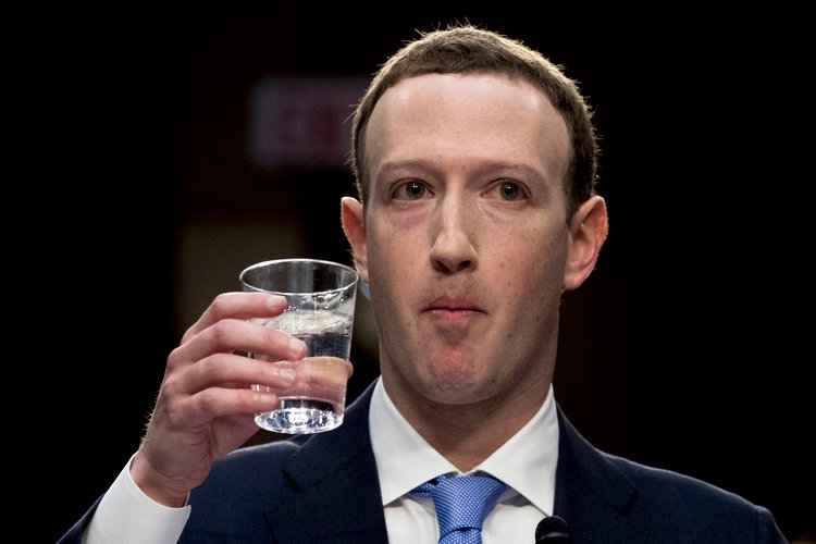 đánh dấu zuckerberg đại hội facebook vụng về