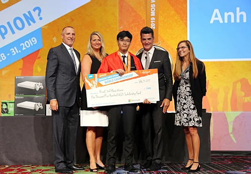 Trần Hoàng Anh (giữa) nhận huy chương đồng Microsoft Excel 2013 tại Mỹ hôm 31/7. Ảnh: Nhân vật cung cấp