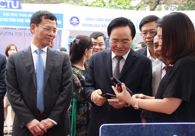 Bộ trưởng Phùng Xuân Nhạ và Bộ trưởng Nguyễn Mạnh Hùng tham quan triển lãm ICT.