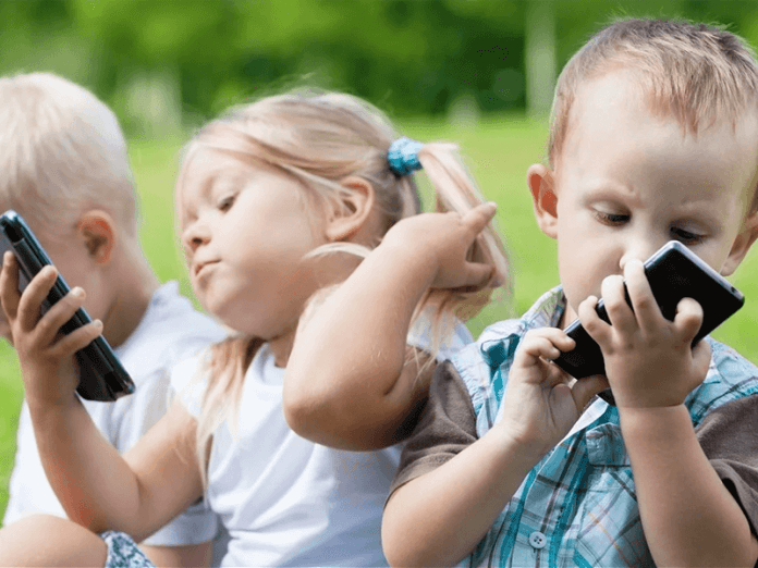 Nghiên cứu cho thấy: Trẻ em đang dành tới hơn 30 tiếng một tuần chỉ để sử dụng smartphone