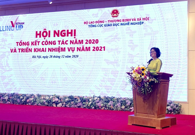 Phó Tổng cục trưởng TCGDNN Nguyễn Thị Việt Hương báo cáo tổng kết năm 2020 lĩnh vực giáo dục nghề nghiệp.