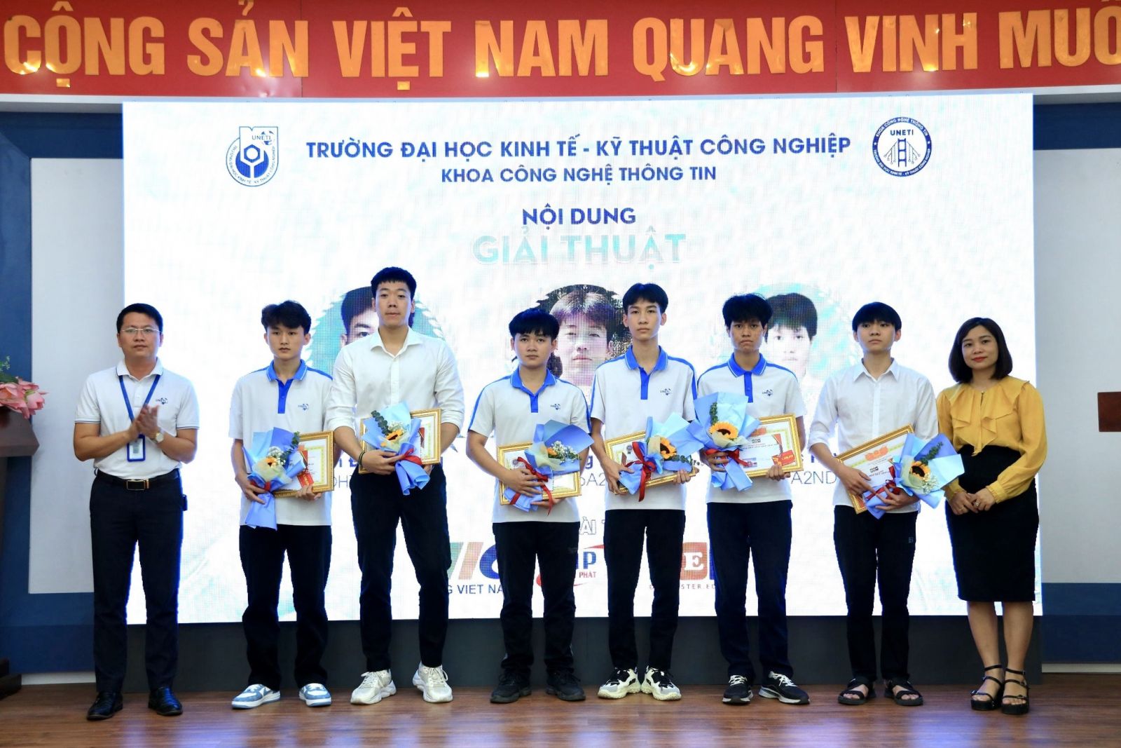 Trao học bổng cho sinh viên - Trịnh Văn Chung