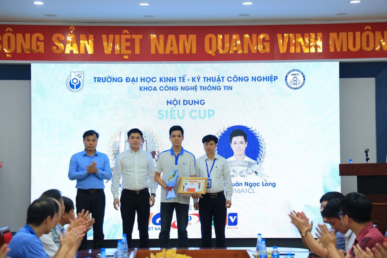 Trao học bổng cho sinh viên - Trịnh Văn Chung