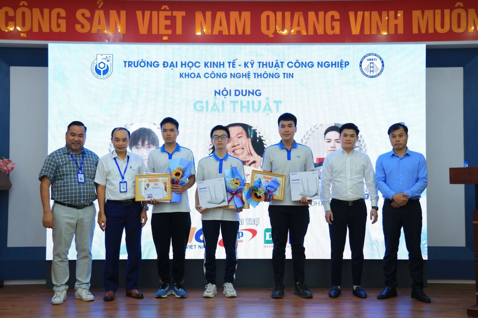 Trao học bổng cho sinh viên - Trịnh Văn Chung