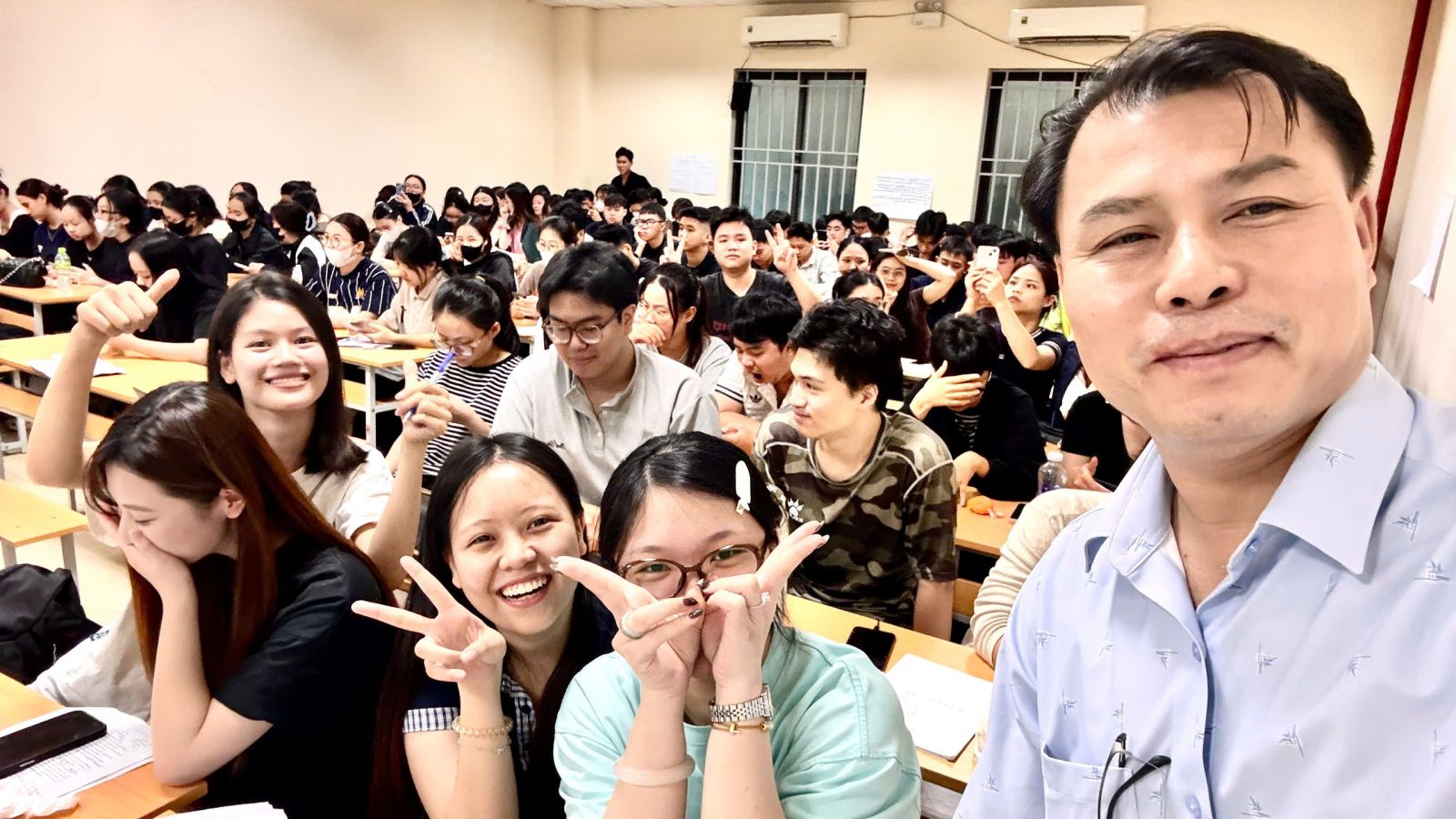 các thầy cô và những bạn sinh viên đã nhiệt tình, năng động và rất “có lửa” suốt buổi học