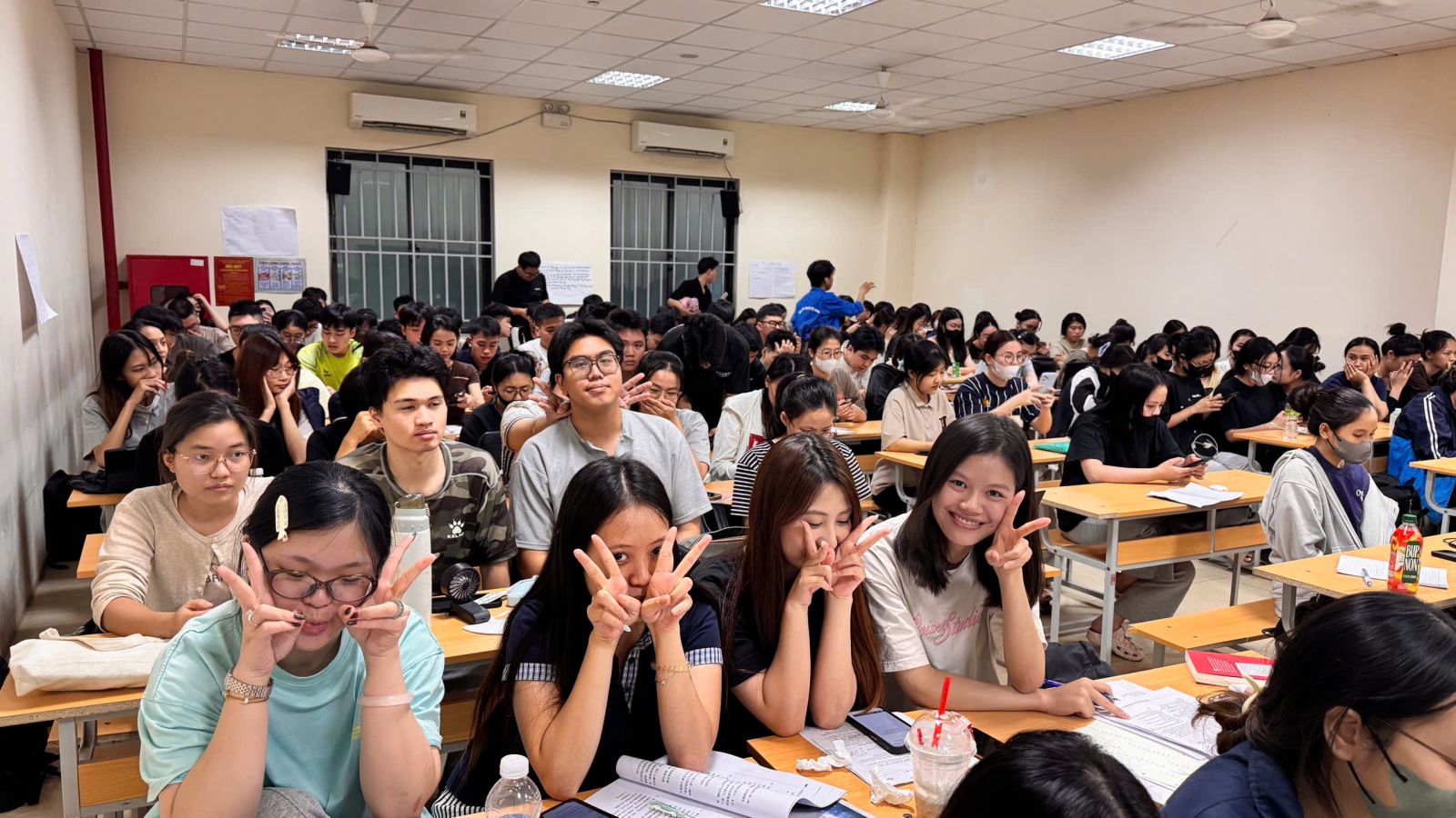 Hội trường háo hức